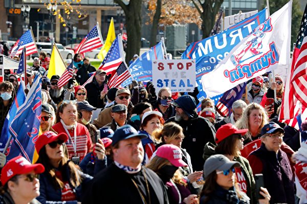 Люди собираются у Капитолия штата Мичиган на митинг «Остановить воровство» в поддержку президента США Дональда Трампа в Лансинге, штат Мичиган, 14 ноября 2020 года