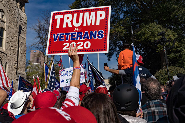 Сторонники Дональда Трампа проводят акцию протеста «Остановить воровство» у здания Капитолия штата Джорджия в Атланте. Штат Джорджия, 21 ноября 2020 года