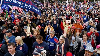 Сторонники президента США Дональда Трампа участвуют в марше Million MAGA March в знак протеста против результатов президентских выборов 2020 года перед Верховным судом США 12 декабря 2020 года в Вашингтоне, округ Колумбия. OLIVIER DOULIERY/AFP via Getty Images