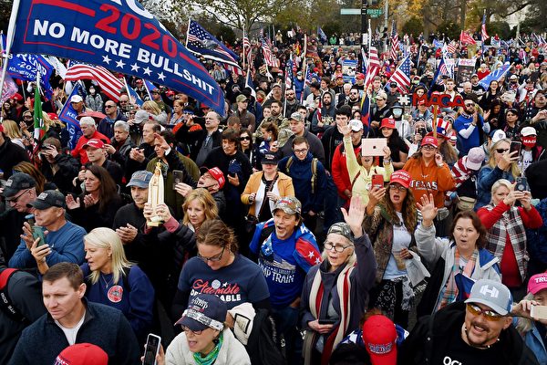 Сторонники президента США Дональда Трампа участвуют в марше Million MAGA March в знак протеста против результатов президентских выборов 2020 года перед Верховным судом США 12 декабря 2020 года в Вашингтоне, округ Колумбия. OLIVIER DOULIERY/AFP via Getty Images