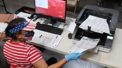 Работник избирательной комиссии округа Кларк сканирует бюллетени, отправленные по почте, в Северном Лас-Вегасе, штат Невада, 20 октября 2020 года. Ethan Miller/Getty Images