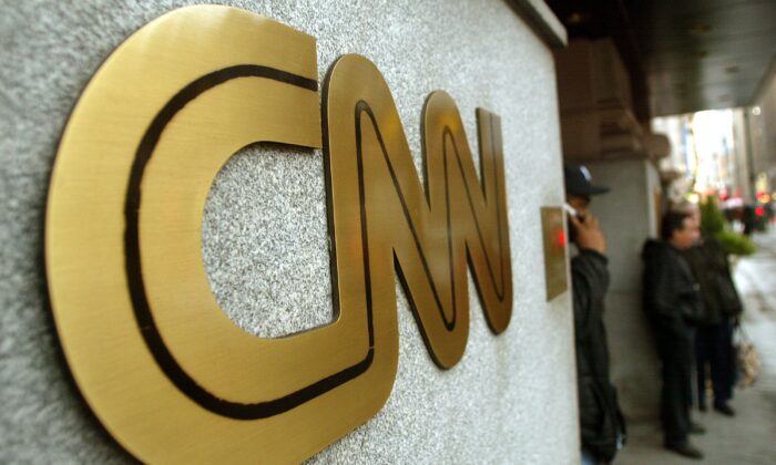 Вывеска CNN видна возле его штаб-квартиры в Нью-Йорке, 12 ноября 2002 года