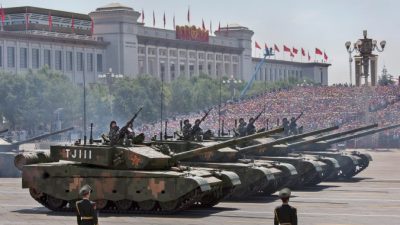 Китайские танки перед площадью Тяньаньмэнь во время военного парада в Пекине 3 сентября 2015 г. Фото: Kevin Frayer/Getty Images
