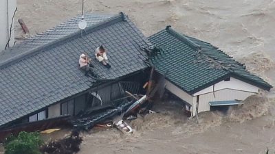 Тайфуны в Японии привели к сильным наводнениям. Фото:  JIJI PRESS/AFP/Getty Images