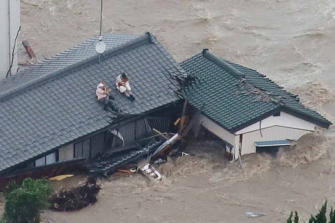 Тайфуны в Японии привели к сильным наводнениям. Фото:  JIJI PRESS/AFP/Getty Images