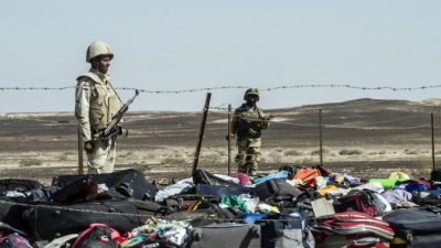 Египетские солдаты охраняют багаж и вещи погибших пассажиров российского авиалайнера A321, собранные на месте падения в Вади аль-Zolomat , в горном районе в Синайского полуострова в Египте, 1 ноября 2015 года. Фото: KHALED DESOUKI/AFP/Getty Images