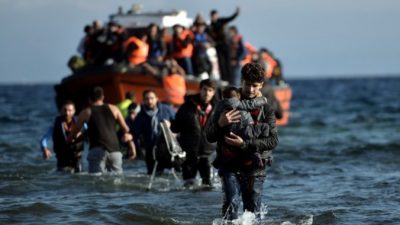 Мигранты приплывают на Лесбос из Турции через Эгейское море. Фото: ARIS MESSINIS/AFP/Getty Images