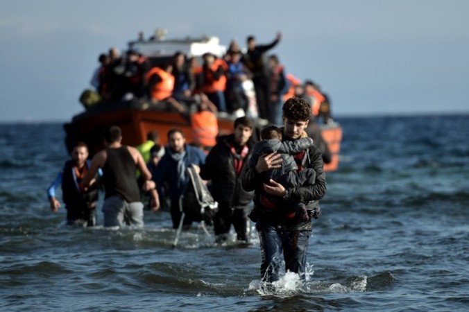 Мигранты приплывают на Лесбос из Турции через Эгейское море. Фото: ARIS MESSINIS/AFP/Getty Images