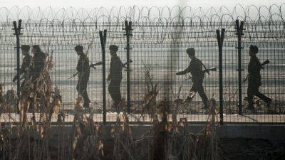 Граница между Северной и Южной Кореей. Фото:  JOHANNES EISELE/AFP/Getty Images