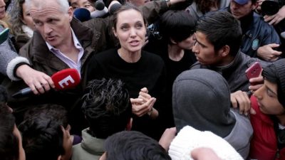 Специальный посланник Верховного комиссара Организации Объединённых Наций по делам беженцев Анджелина Джоли общается с молодыми мигрантами во время визита во временный лагерь беженцев в порту Пирей, Афины, Греция, 16 марта 2016. Фото: Milos Bicanski / Getty Images