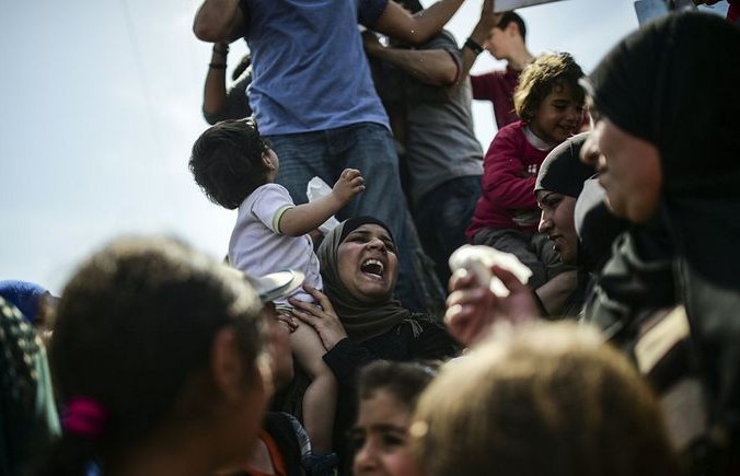 Мигранты протестуют против депортации в Турцию. Фото: BULENT KILIC/AFP/Getty Images