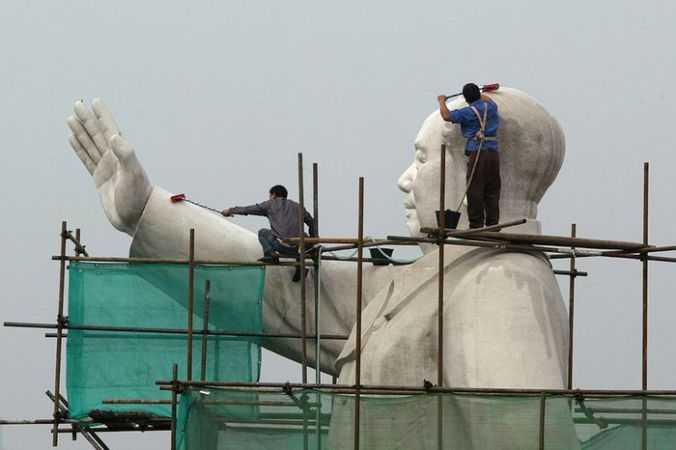 Строительство статуи Мао Дзэдуна. Фото: China Photos/Getty Images