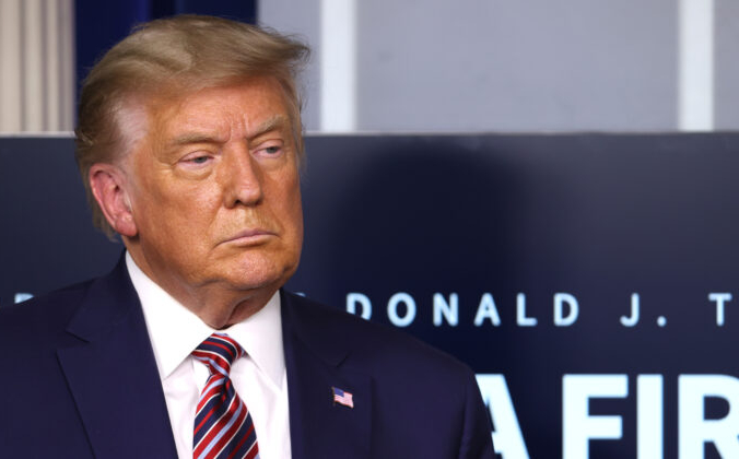 Президент США Дональд Трамп наблюдает в зале для брифингов им. Джеймса Брейди в Белом доме, Вашингтон, округ Колумбия, 20 ноября 2020 года. Tasos Katopodis/Getty Images