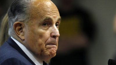 Руди Джулиани, личный адвокат президента США Дональда Трампа, наблюдает во время выступления перед комитетом по надзору Палаты представителей штата Мичиган в Лансинге, штат Мичиган, 2 декабря 2020 года. JEFF KOWALSKY/AFP via Getty Images