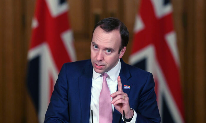 Министр здравоохранения Мэттью Хэнкок проводит виртуальную пресс-конференцию о последних разработках против коронавируса на Даунинг-стрит в Лондоне, 16 ноября 2020 года