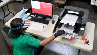 Работник избирательной комиссии сканирует бюллетени для голосования в округе Кларк, Северный Лас-Вегас, штат Невада, 7 ноября 2020 года. Ethan Miller/Getty Images