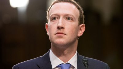 Основатель и генеральный директор «Фейсбука» Марк Цукерберг даёт показания на совместных слушаниях в Сенате в Вашингтоне 10 апреля 2018 года. Samira Bouaou/The Epoch Times