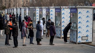 Люди выстраиваются в очередь, чтобы пройти тестирование на коронавирус COVID-19 в Пекине 23 января 2021 года. NOEL CELIS/AFP via Getty Images
