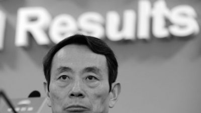 Цзян Цземинь, председатель PetroChina, выступает на объявлении годовых результатов компании за 2009 год в Гонконге 25 марта 2010 г. (Майк Кларк / AFP / Getty Images)