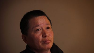 Гао Чжишэн, адвокат по правам человека, встречается со СМИ после 13 месяцев задержания китайскими агентами безопасности в чайхане в Пекине, Китай, 7 апреля 2010 г. (AP Photo / Gemunu Amarasinghe)