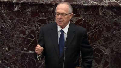 Юридический советник президента США Дональда Трампа Алан Дершовиц выступает во время процедуры импичмента президенту в Сенате в Капитолии США, Вашингтон, 27 января 2020 года. Senate Television via Getty Images
