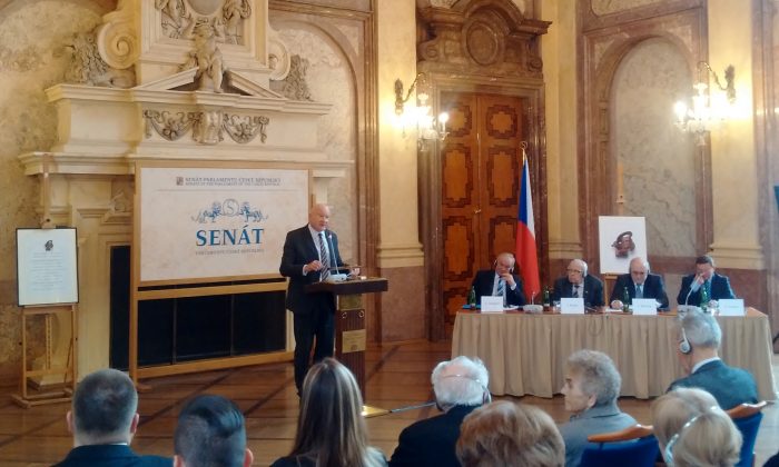 Этан Гутман выступает на международной конференции «Семья во времена несвободы» в главном зале Валленштейнского дворца, сенат чешского парламента, 25 февраля 2015 г. (Epoch Times)