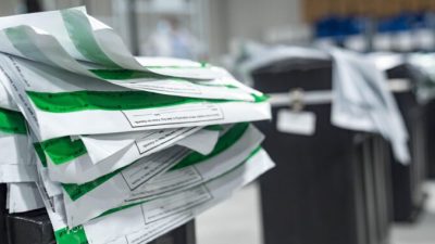 Видны конверты, в которых лежали бюллетени в округе Гвиннетт, когда работники начинают пересчёт бюллетеней в Лоуренсвилле, штат Джорджия, 13 ноября 2020 года. Megan Varner/Getty Images