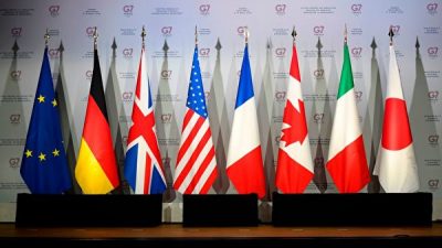 Флаги Европейского Союза, Германии, Соединённого Королевства, Соединённых Штатов Америки, Франции, Канады, Италии и Японии во время встречи по подготовке саммита G7 в Биаррице, Франция, 5 апреля 2019 года. DAMIEN MEYER/AFP via Getty Images