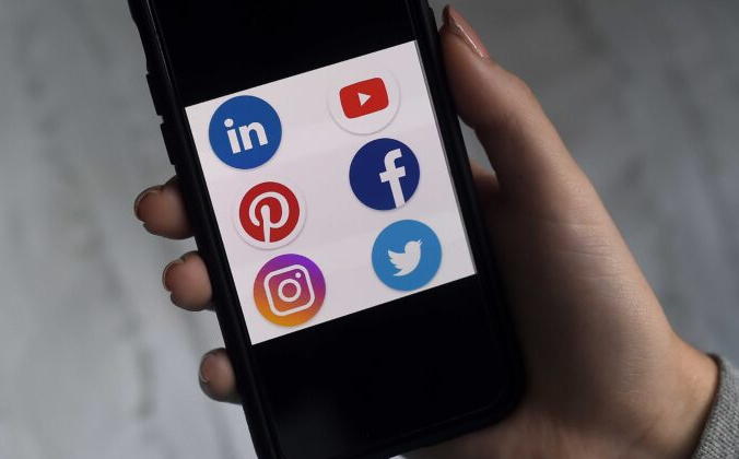 Логотипы приложений соцсетей из Linkedin, YouTube, Pinterest, «Фейсбука», «Инстаграма» и «Твиттера», отображаемые на смартфоне в Арлингтоне, штат Вирджиния, 28 мая 2020 года. Olivier Douliery/AFP via Getty Images