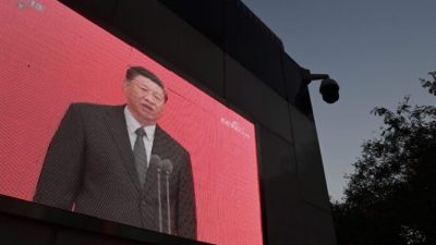 Видеоклип китайского лидера Си Цзиньпина на фасаде полицейского патрульного участка в Пекине 2 ноября 2020 г.  GREG BAKER/AFP via Getty Images