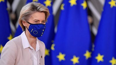 Председатель Европейской комиссии Урсула фон дер Ляйен заходит в здание штаб-квартиры Еврокомиссии перед саммитом Европейского союза, Брюссель, 10 декабря 2020 года. JOHN THYS/POOL/AFP via Getty Images