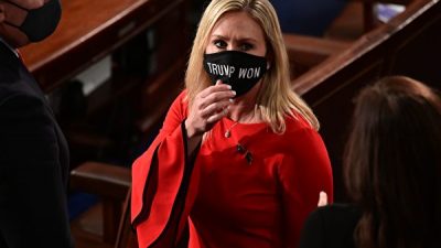 Член Конгресса США Марджори Тейлор Грин с маской «Трамп победил» появилась в зале Палаты представителей, чтобы принести присягу в качестве недавно избранного члена 117-й Палаты представителей в Вашингтоне, округ Колумбия, 3 января 2021 года. ERIN SCOTT/POOL/AFP via Getty Images