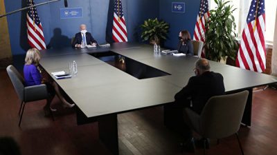 Президент США Джо Байден и вице-президент Камала Харрис проводят встречу со спикером Палаты представителей Нэнси Пелоси и лидером демократической партии Сената Чаком Шумером в театре The Queen в Уилмингтоне, штат Делавэр, 20 ноября 2020 года. Joe Raedle/Getty Images