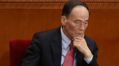 Ван Цишань, глава партийного органа по борьбе с коррупцией, в Большом зале народных собраний в Пекине 5 марта 2014 г. Фото: Feng Li / Getty Images