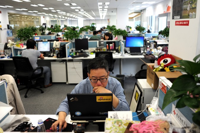 Человек сидит за ноутбуком в офисе Sina Weibo, который называют китайским аналогом Твиттера, Пекин, 16 апреля 2014 года. Фото: Wang Zhao/AFP/Getty Images