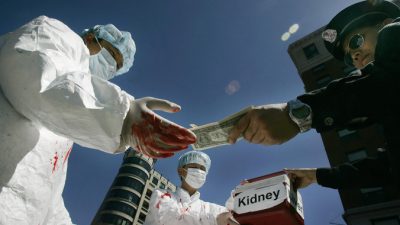 Инсценировка последователями Фалуньгун акта продажи человеческих органов во время акции протеста 19 апреля 2006 года. Фото: Jim Watson/AFP/Getty Images