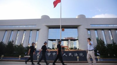 Полицейские патрулируют улицу в городе Куньмине провинции Юньнань 12 сентября 2014 года. Фото: STR/AFP/Getty Images