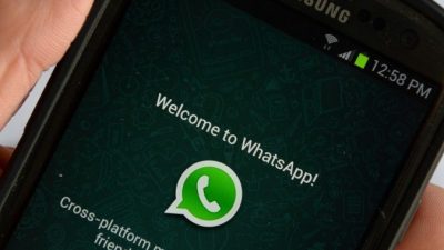 Логотип приложения WhatsApp отображается на экране телефона. (Stan Honda/AFP/Getty Images)