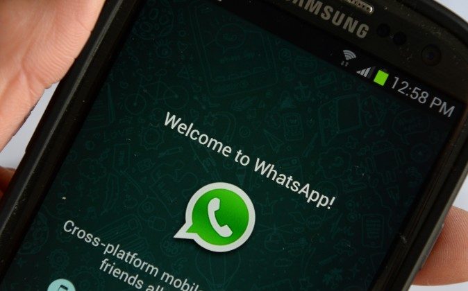 Логотип приложения WhatsApp отображается на экране телефона. (Stan Honda/AFP/Getty Images)