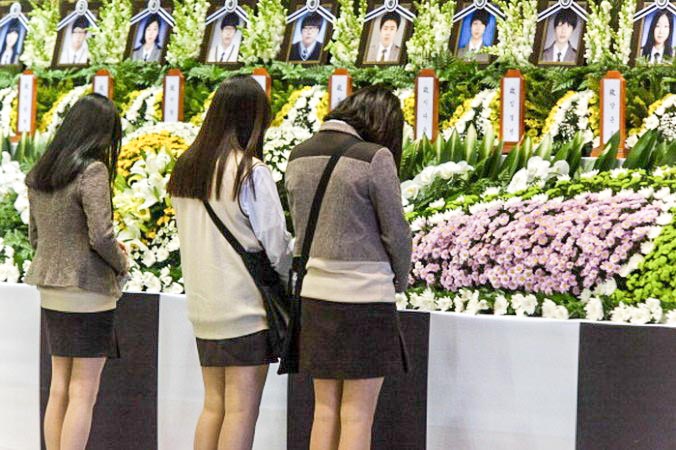 Капитан парома «Севол» приговорён к пожизненному сроку Скорбь по погибшим при крушении парома