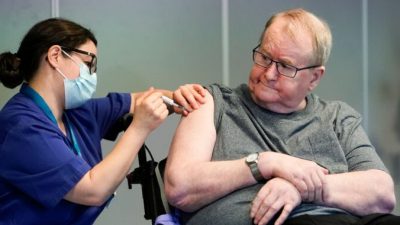 67-летний Свейн Андерсен, первый в Норвегии, кто получил вакцину Pfizer-Biontech в Осло, Норвегия, 27 декабря 2020 года. Fredrik Hagen/NTB/AFP via Getty Images