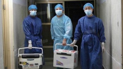 Китайские врачи несут свежие органы для пересадки в больнице в провинции Хэнань 16 августа 2012 года.  Скриншот / Sohu.com