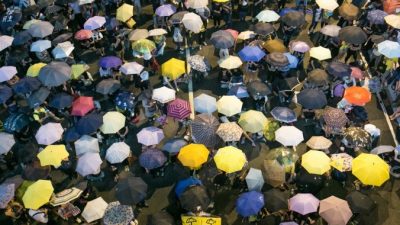29 октября: протестующие, выступающие за демократию, провели митинг с зонтиками 28 октября, отметив месяц с начала протестов,  когда власти применили слезоточивый газ для разгона демонстрантов в Центральном районе Гонконга. Фото: Benjamin Chasteen/Epoch Times