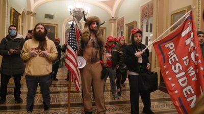 Группа протестующих входит в Капитолий США в Вашингтоне 6 января 2021 года. Saul Loeb/AFP via Getty Images