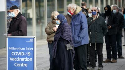 Люди стоят в очереди возле центра массовой вакцинации Национальной службы здравоохранения в Бирмингеме, Великобритания, 11 января 2021 г. (Christopher Furlong / Getty Images)