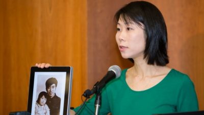 Ван Сяодань, дочь Ван Чживэня, недавно освобождённого из китайских застенок узника совести, планирует привезти отца на лечение в США. Фото: Li Sha/Epoch Times