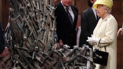 Белфаст, Северная Ирландия. Королева Елизавета II осматривает реквизит сериала Игры Престолов канала HBO. Фото: Jonathan Porter - WPA Pool/Getty Images
