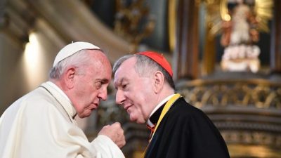 Папа Франциск беседует с государственным секретарем Ватикана, кардиналом Пьетро Паролином во время визита в Лимский собор 1 января 2018 года. Паролин возглавляет переговоры Ватикана с Китаем о возобновлении дипломатических отношений, которые, как ожидается, будут завершены в течение нескольких месяцев после недавней капитуляции Ватикана перед китайским режимом в вопросе назначения епископов. Фото: Vincenzo Pinto/AFP/Getty Images