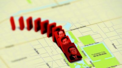 Попытка дезертирства бывшего начальника полиции Чунцина Ван Лицзюня (первое домино) запустила цепь событий, разоблачающих и разжигающих внутренние раздоры коммунистической партии, которые в настоящее время достигли апогея. Некогда могущественный Бо Силай (второе домино) обвиняется в уголовном преступлении, а человек, которому Бо должен был добиться успеха в качестве могущественного царя внутренней безопасности, Чжоу Юнкан (третье домино), лишился реальной власти. (Бо и Ван - Фэн Ли / Getty Images; Чжоу - Лю Цзинь / AFP / Getty Images; графика Вадима Берестецкого / Epoch Times)