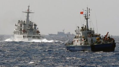 Китайский корабль (слева) преграждает путь судну Вьетнама 14 мая 2014 году недалеко от китайской нефтяной платформы в спорных водах Южно-Китайского моря. Фото: Hoang Dinh Nam/AFP/Getty Images